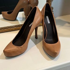 Vera Wang Camel Pumps